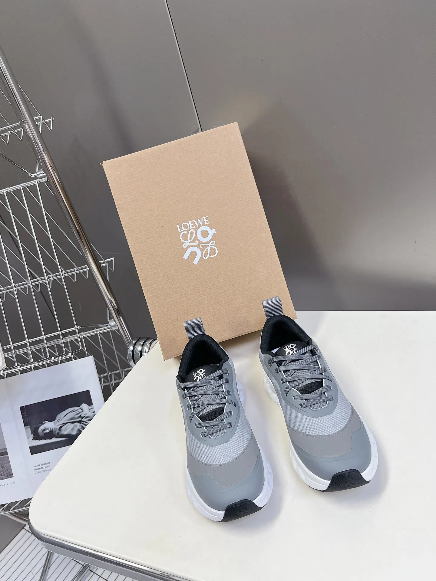 👟👟Ex-factory price 640👟👟 Loewe x on cioudtilt2.0 running shoes‼ ️Couple model Loewe Made from recycled polyester and mesh, it features an exclusive rubber sole with Loewe's classic logo printed on the side and full-coverage seam details. This cooperation combines ON's professional technology with Loewe's exquisite craftsmanship, and uses it in the production and design, specially designed for urban life and outdoor sports. Code number: 35-40, male 39-44